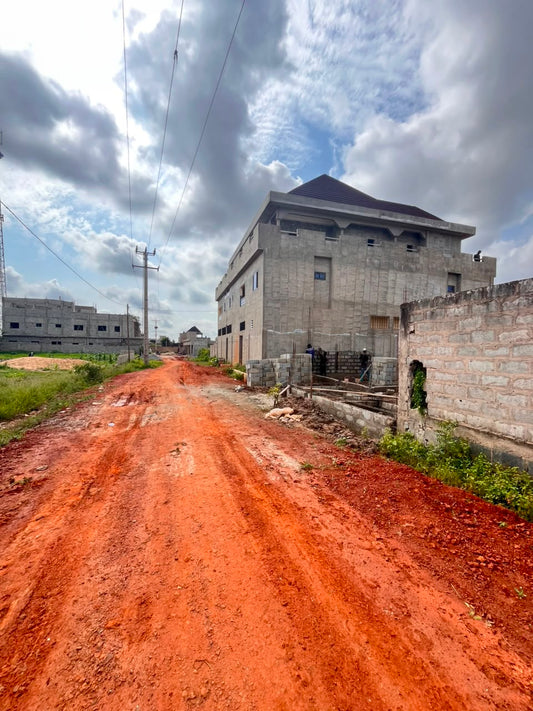 Terrain 1/4 de lot clôturé en vente à Agoè Nyivé – 12.000.000 FCFA