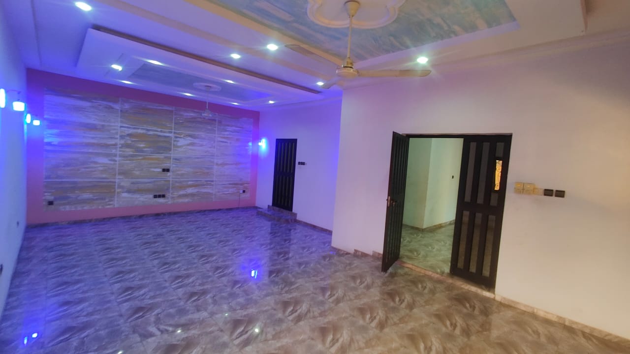 Villa 4 chambres à louer à Akato – 200 000 FCFA