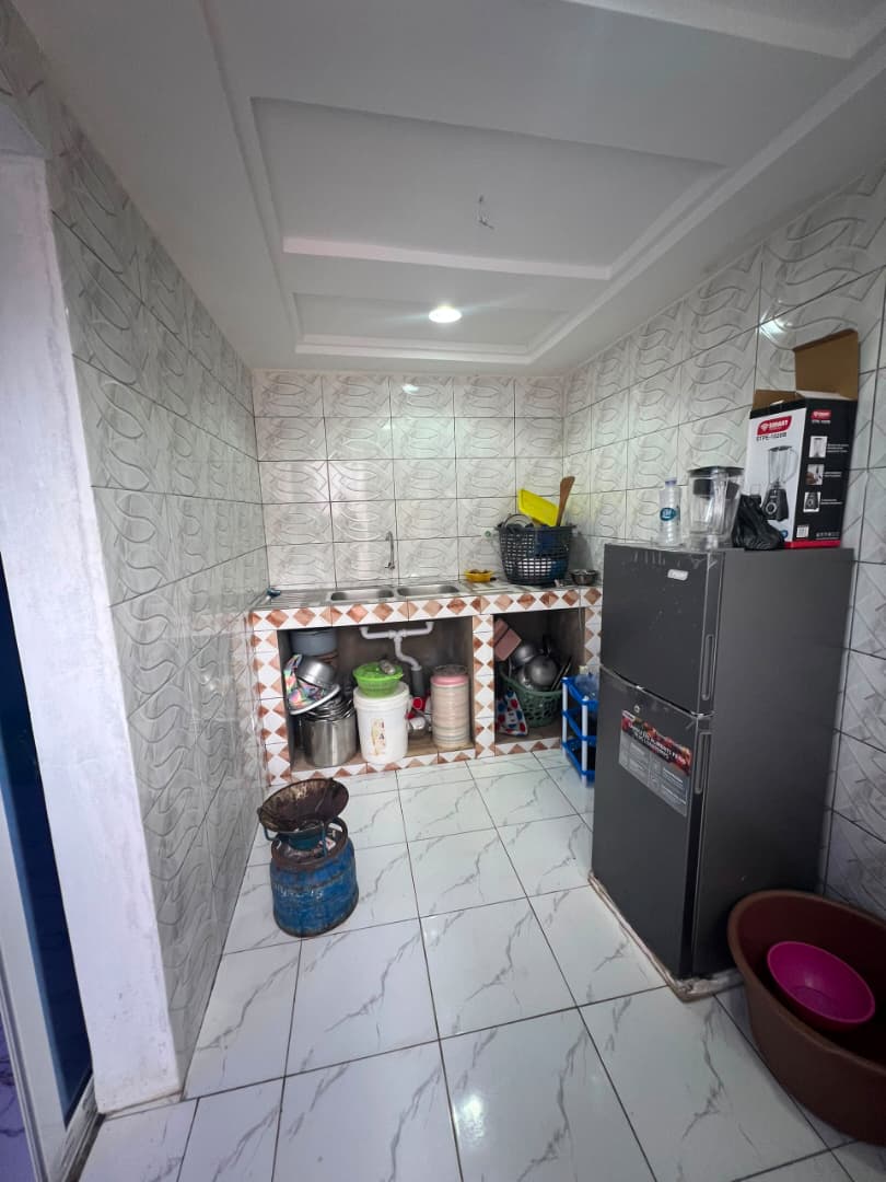 Mini villa 2 chambres en vente à Zanguera, angle de rue proche du goudron – 20 millions FCFA