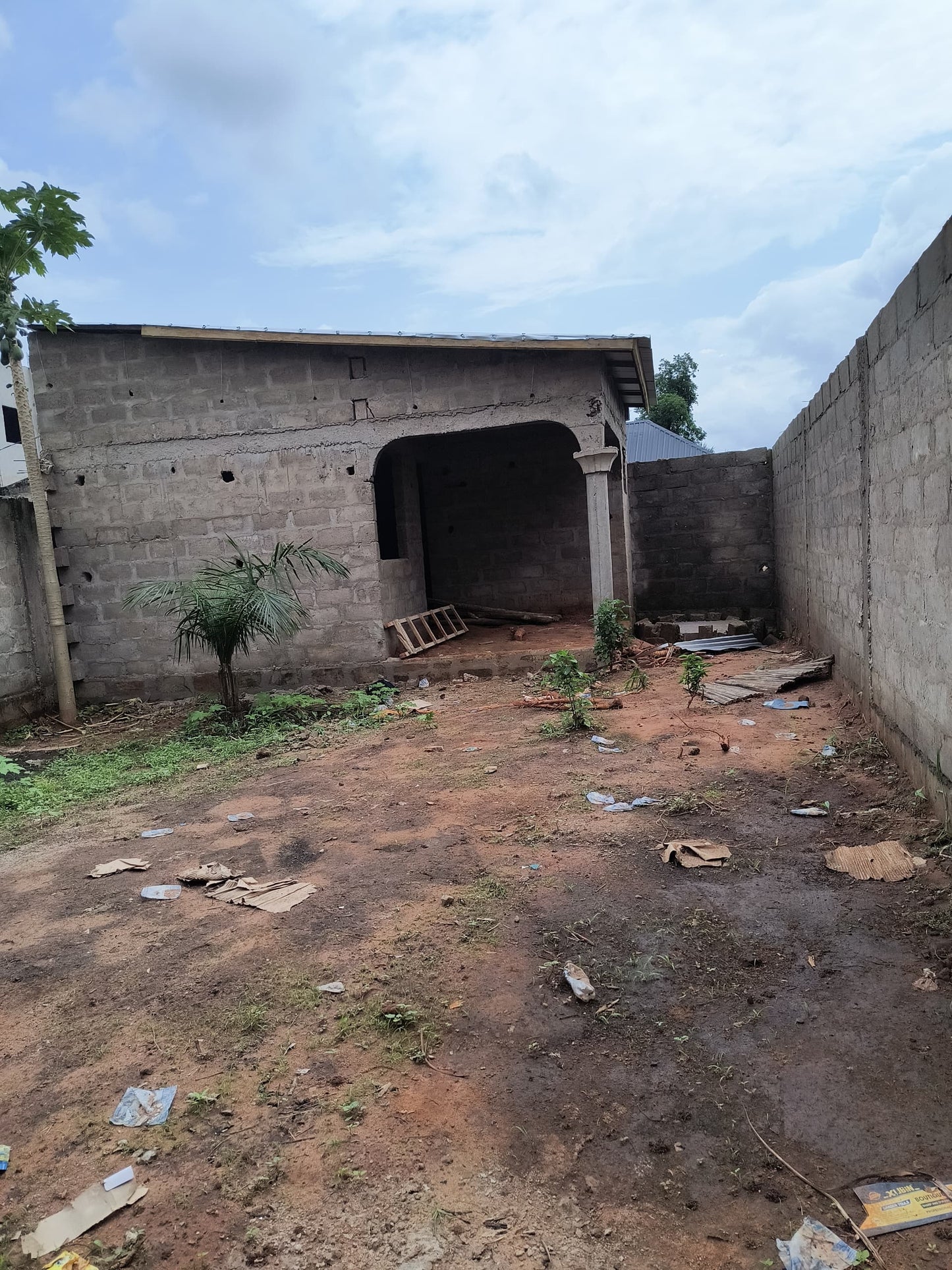 Terrain avec pièce en vente à Zanguera Klikamé – 6 millions FCFA