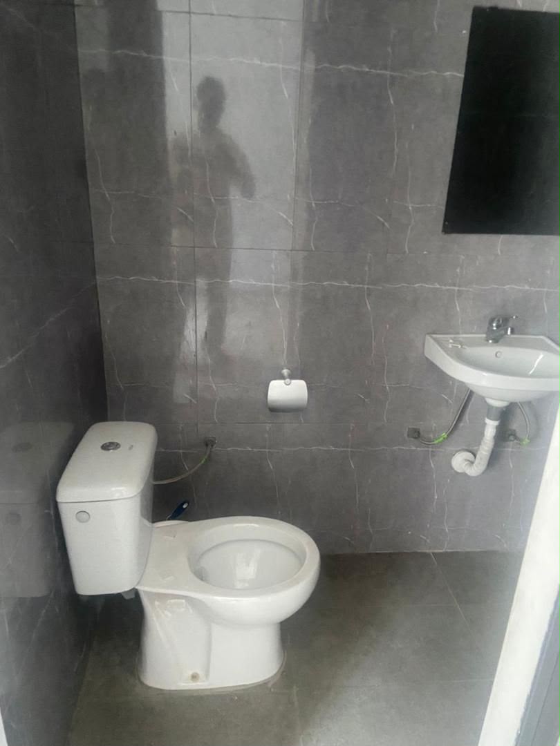 Appartement de 3 chambres salon à louer à Adidogomé Lapampa, bord du goudron – 180 000 FCFA