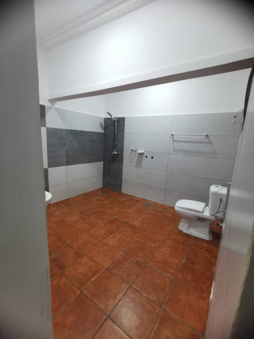 Villa 3 chambres en location à Djidjolé Obut, à quelques mètres du goudron – 230 000 FCFA