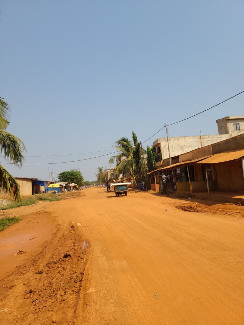 Terrain de 1 lot et 1/4 en vente à Agoe Kossigan bord de la grande voie – 65 millions FCFA
