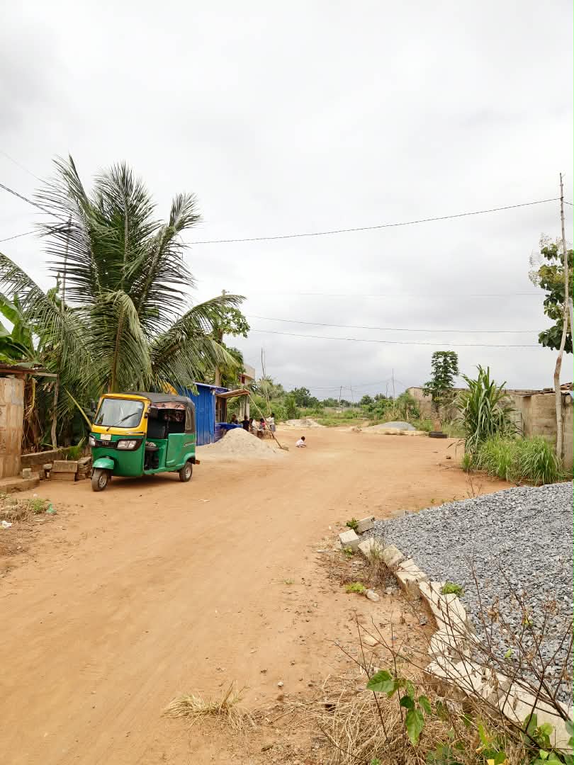 Terrain de 270 m² en vente à Apessito, proche du goudron – 8 millions FCFA