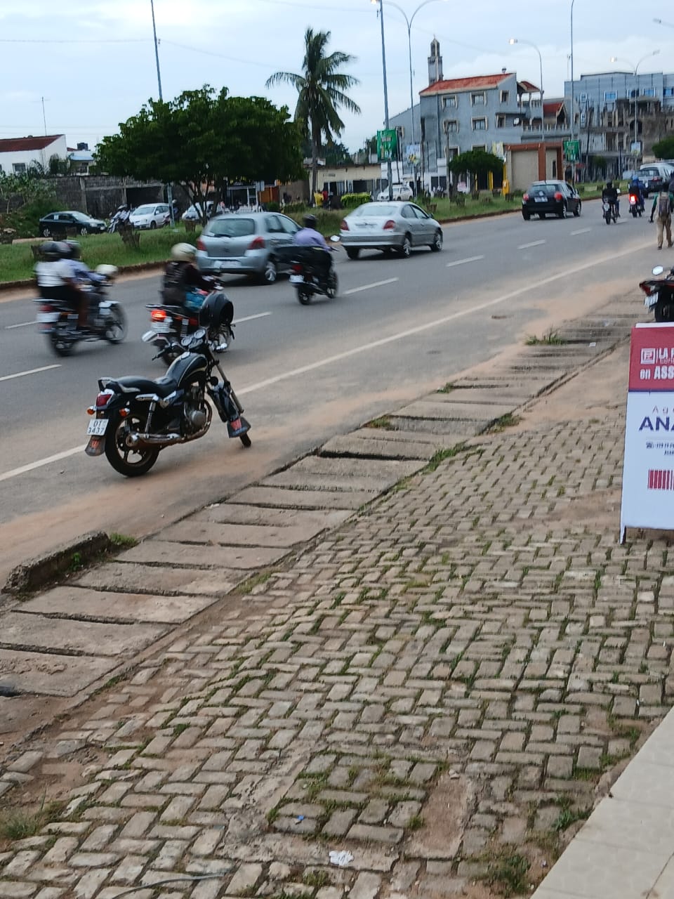 Boutique avec bureau sanitaire en baies vitrées en location au bord du goudron d'Agbalepedo – 120000 FCFA/mois