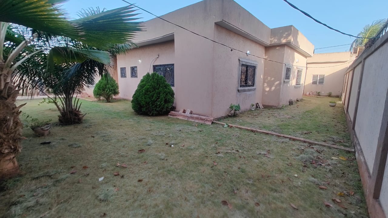 Villa 4 chambres à louer à Akato – 200 000 FCFA
