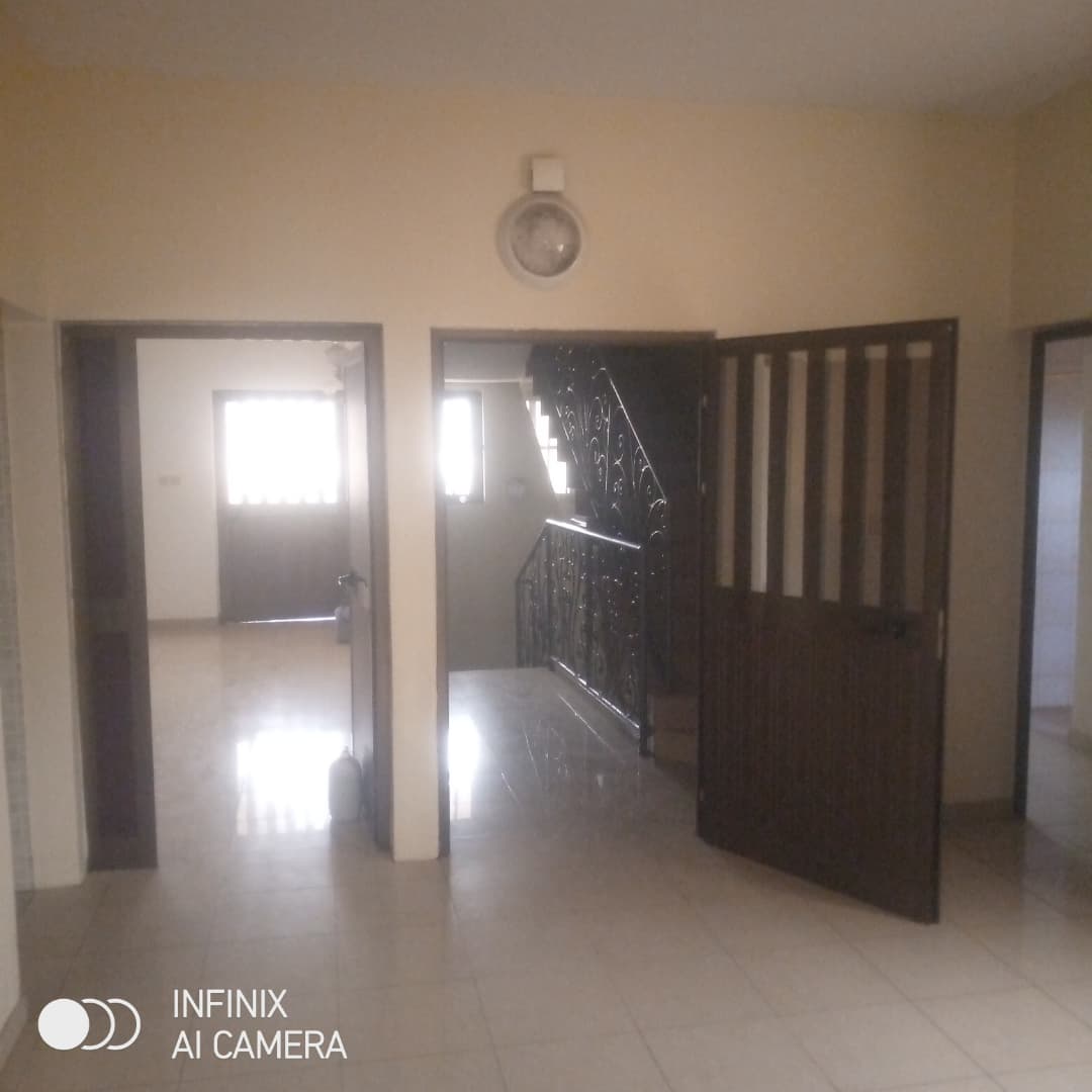 Villa duplex en location à Hédzranawoé au bord du goudron non loin de Togo 2000