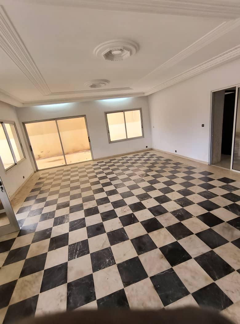 Villa duplex 11 chambres à louer à Tokoin Adéwui – 650 000 FCFA/mois