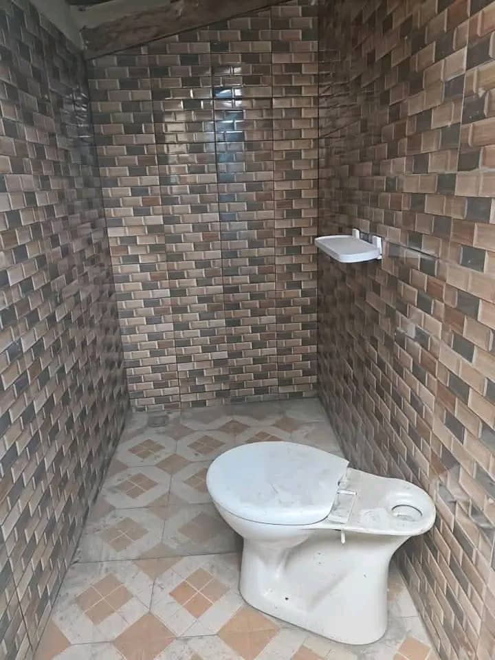 Maison de location en vente sur demi-lot à Agoè Assiyeyé, angle rues – 35 millions FCFA