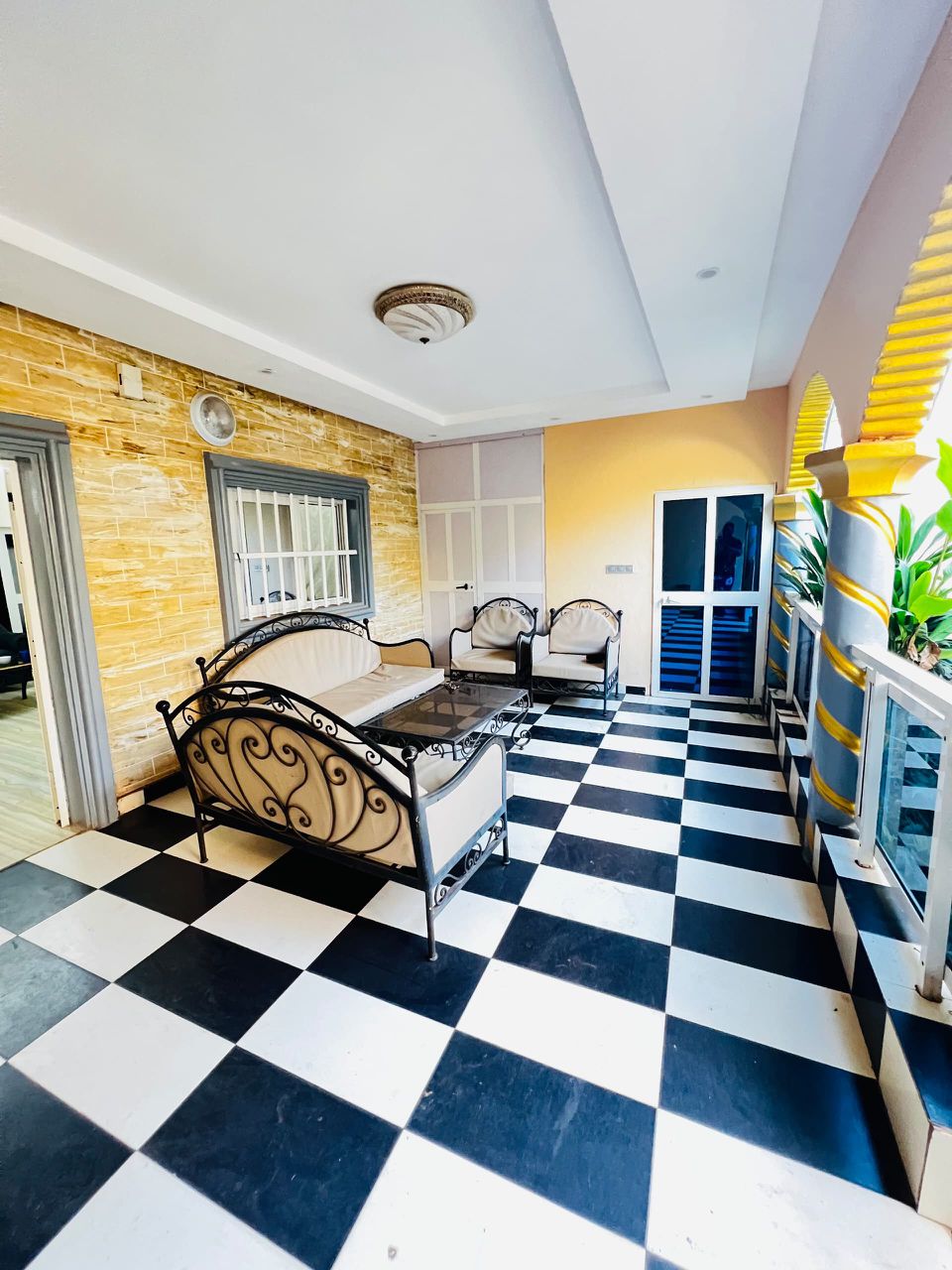 Villa basse semi-meublée à louer à Agoè Anonkui en face de Camp FIR – 500 000 FCFA