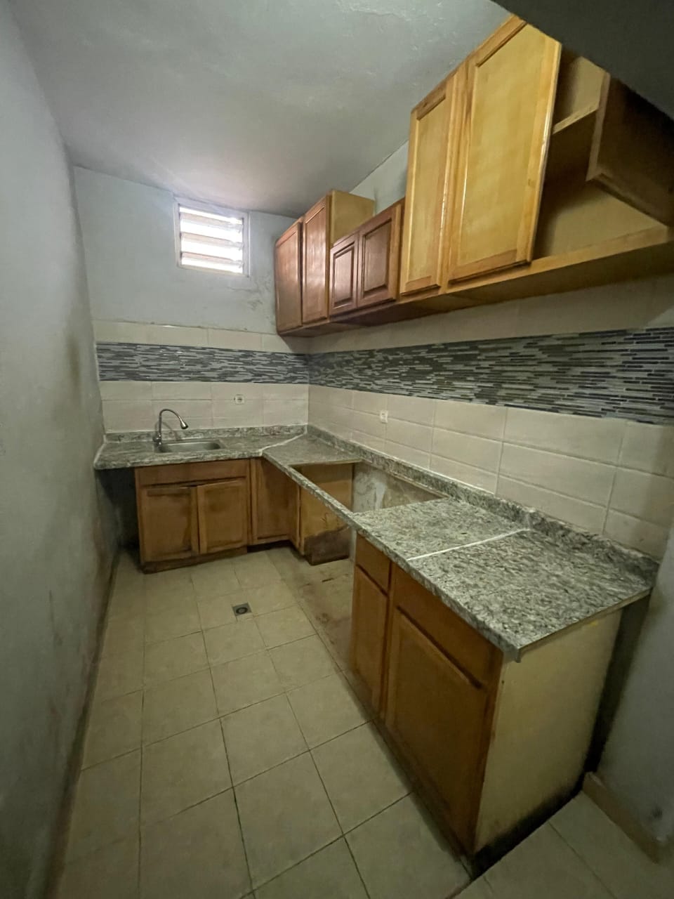 Appartement 4 chambres à louer à Agoè Cam Fir, proche du goudron – 130.000 FCFA