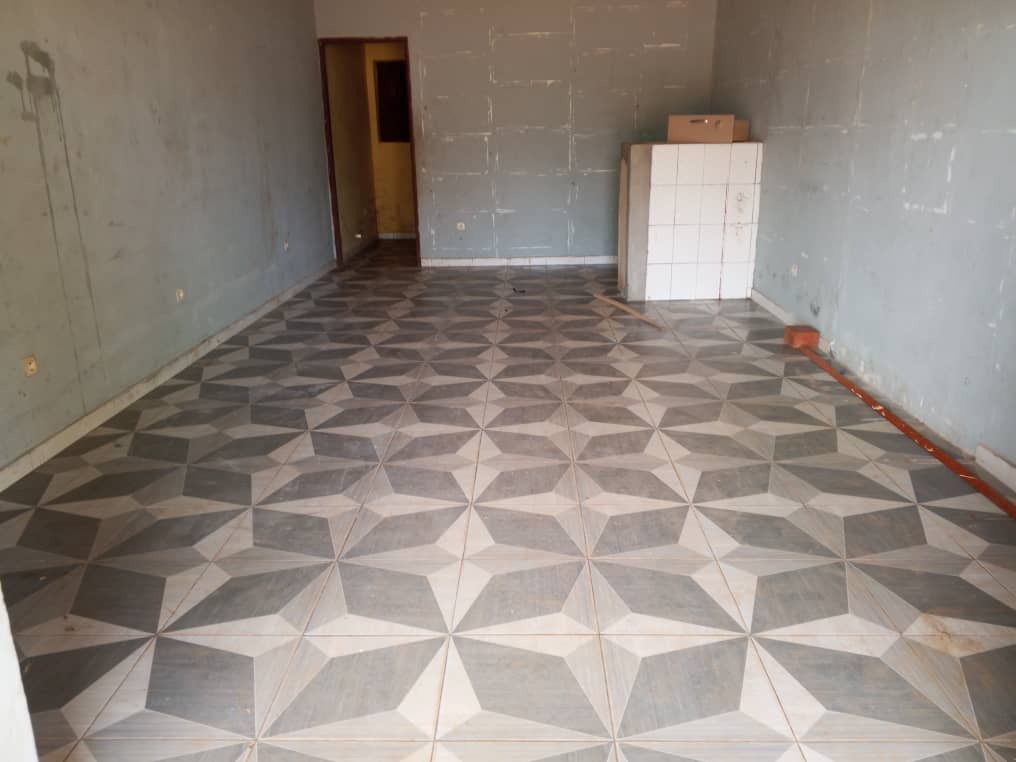 Boutique à louer en bordure de goudron à Agoè Legbassito – 100 000 FCFA