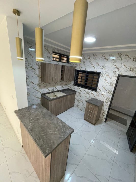 Cour unique de deux chambres salon à louer à Baguida – 250000 FCFA