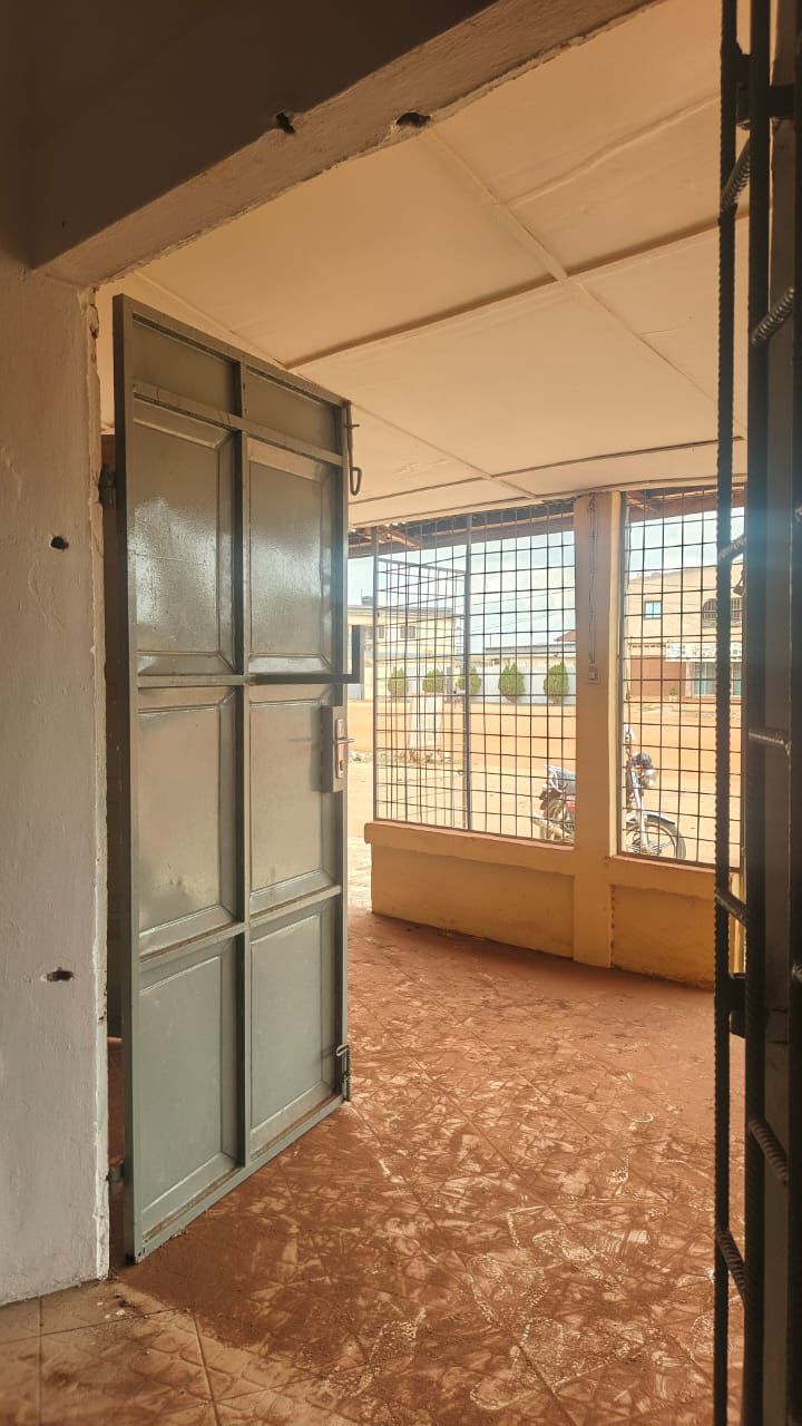 Boutique avec magasin et cuisine en location à Avedji – 120 000 FCFA