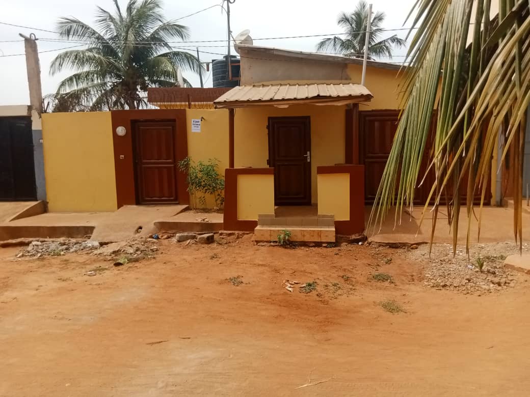 Villa de 2 chambres à louer à Akato, proche du goudron – 70 000 FCFA/mois