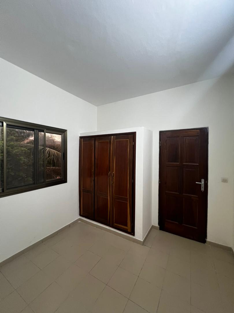 Appartement 3 chambres en location à Djidjolé Obuts au bord du goudron – 155 000 FCFA