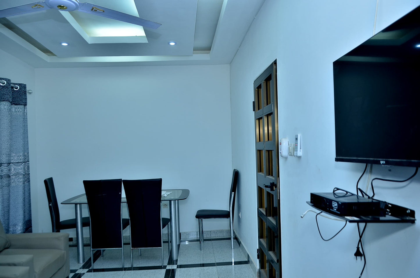 Villa duplex 7 chambres en location à Zanguera – 200000 FCFA/mois