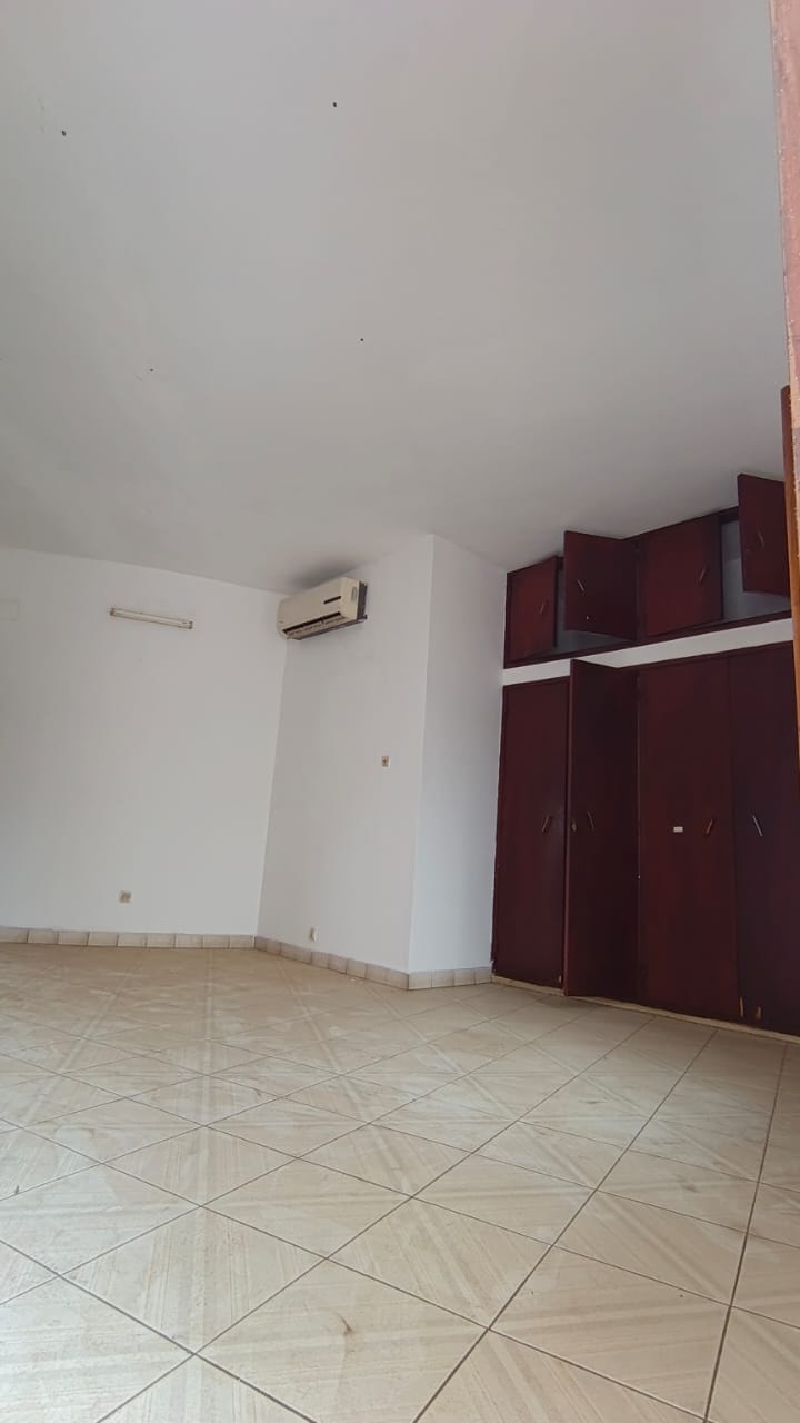 Villa R+1 en location à Tokoin Hôpital accès direct au goudron – 400000 FCFA