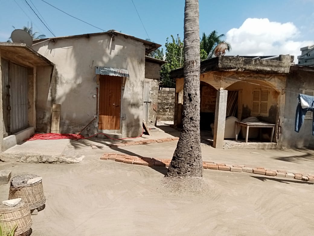 Terrain de 300 m² avec construction 3 chambres à Nyekonakpoè – 50 millions FCFA