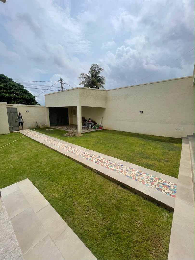 Villa 3 chambres à louer à Attikoumé – 500 000 FCFA/mois