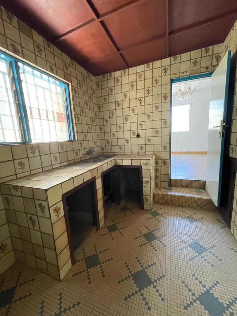 Villa basse 3 chambres en location à Bè Djifa au bord du goudron – 300 000 FCFA