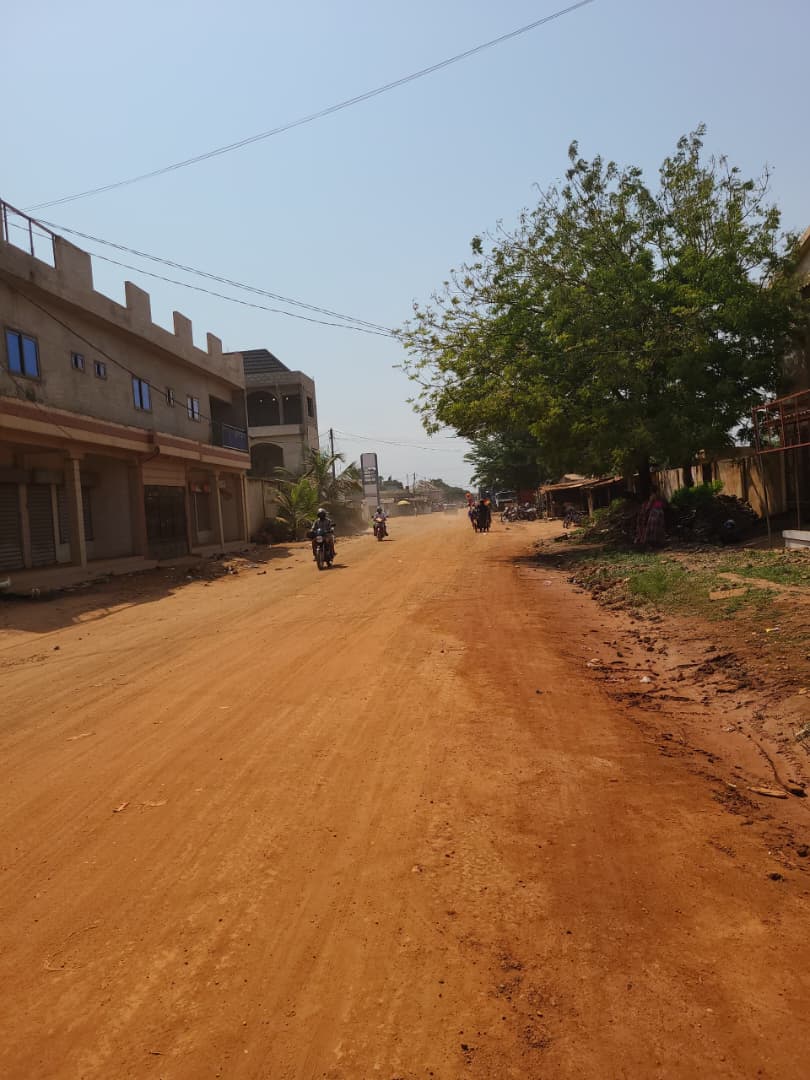 Terrain de 1 lot et 1/4 en vente à Agoe Kossigan bord de la grande voie – 65 millions FCFA