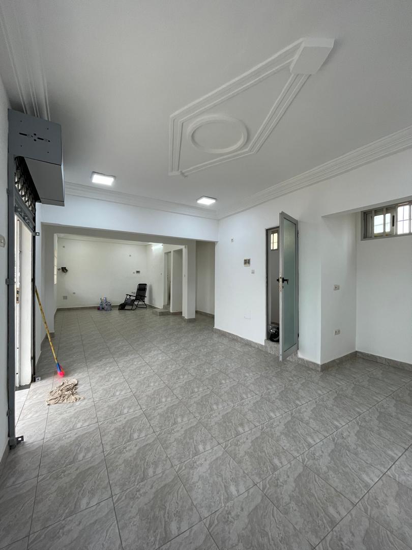 Boutique à louer à Adewui au bord des pavés – 200 000 FCFA