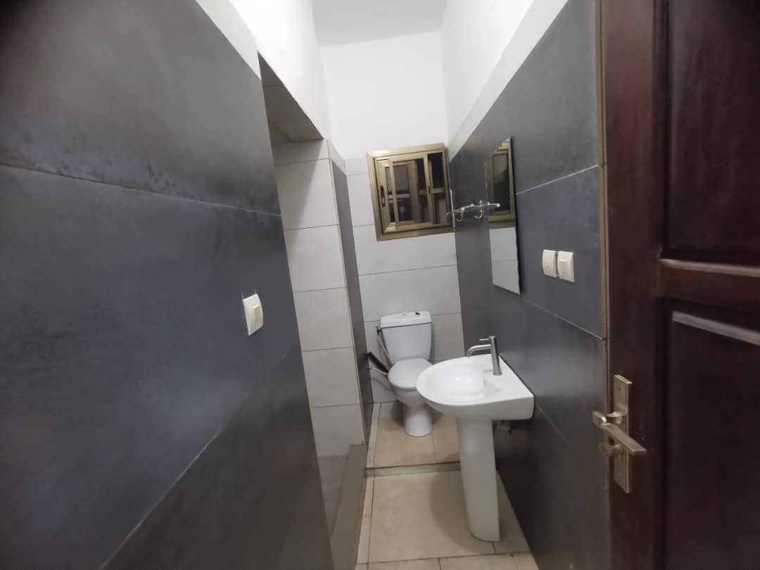 Villa 3 chambres en location à Djidjolé Obut, à quelques mètres du goudron – 230 000 FCFA