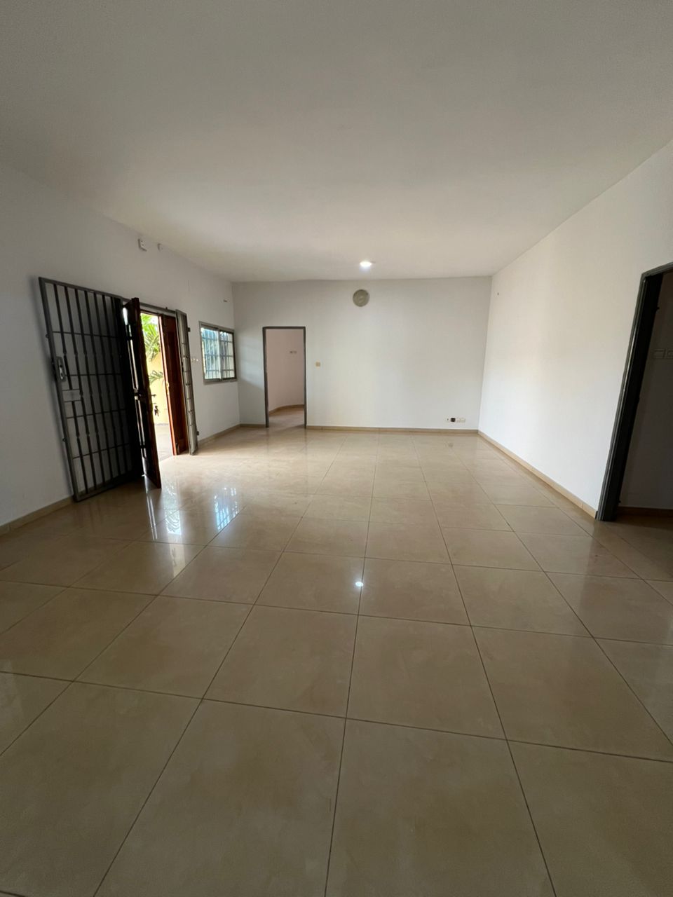 Appartement 4 chambres salon bureau en location à Attiégou près du marché – 200 mille FCFA