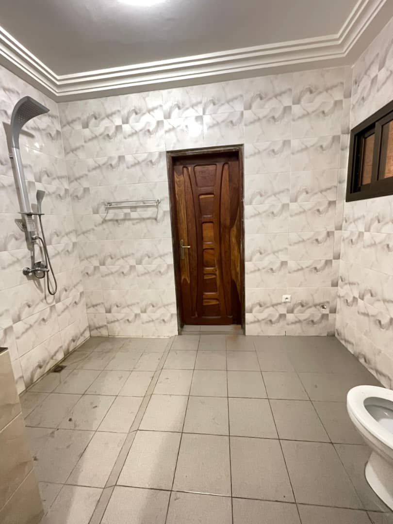Villa duplex 7 pièces à louer à Avépozo, à 100m du goudron et 800m de la mer – 400 000 FCFA / mois