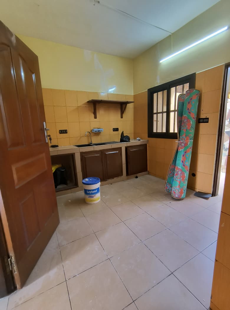 Villa basse 4 chambres à louer à Nyekonakpoè proche du goudron – 300 000 FCFA