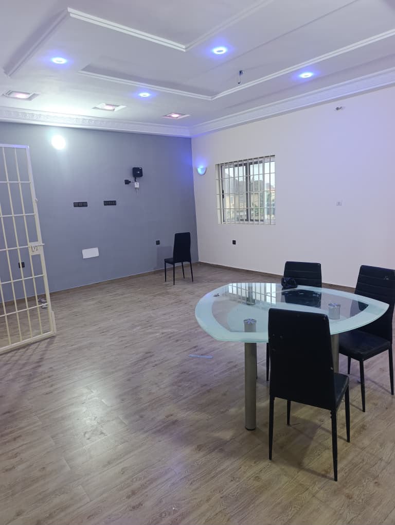 Appartement de 2 chambres à louer à Zanguera, proche du goudron – 100 000 FCFA/mois