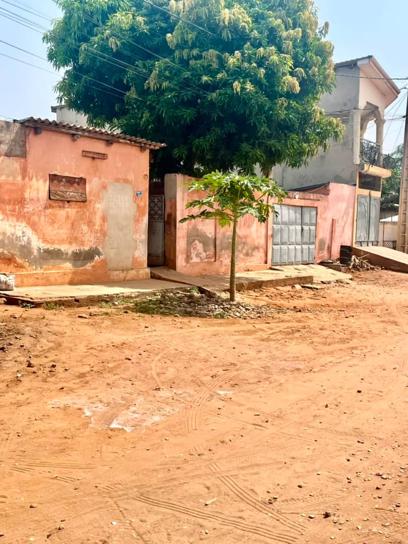 Terrain de 600 m² en vente à Djidjolé non loin de la pharmacie point E – 55 millions FCFA