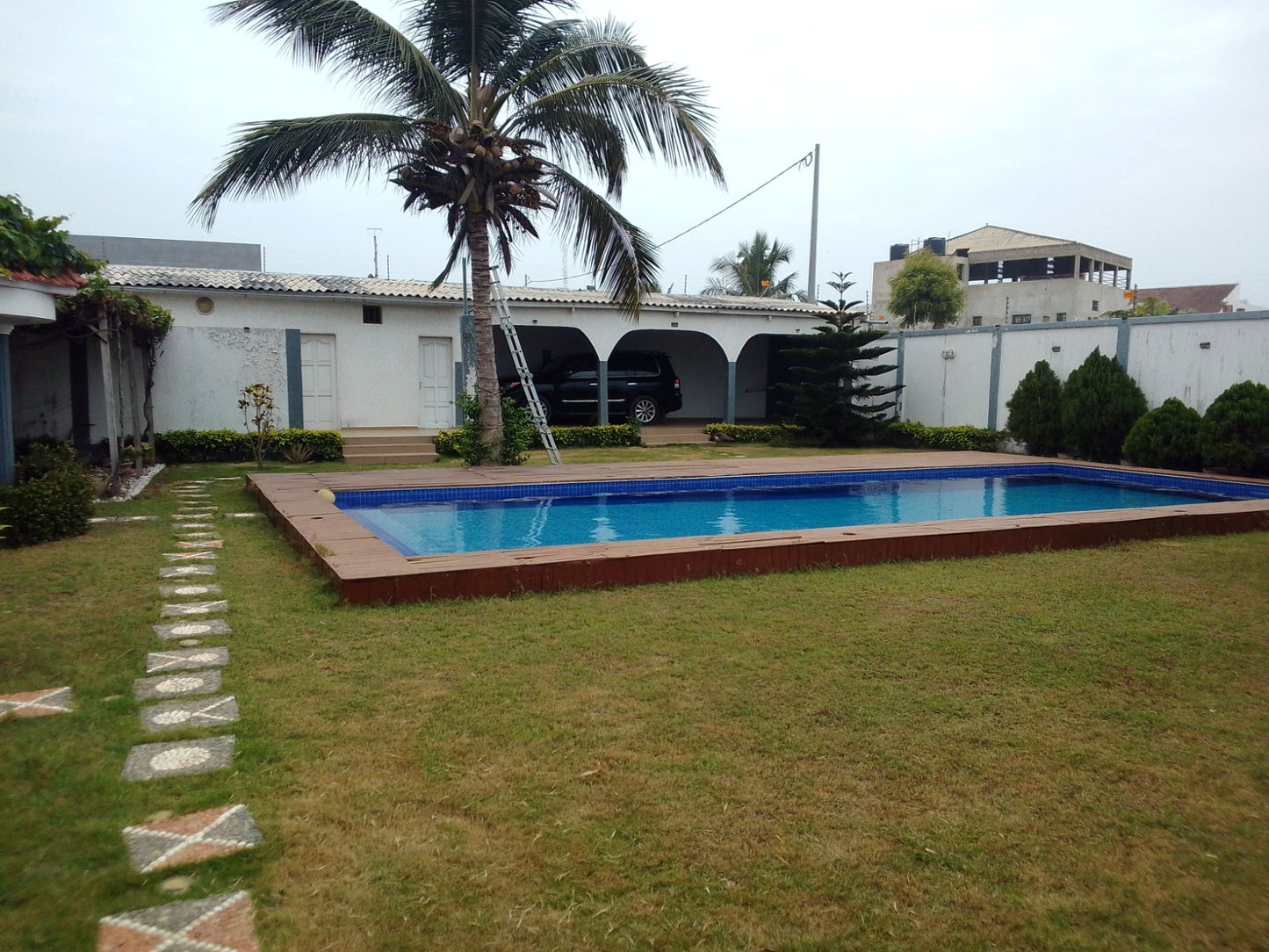Villa duplex meublée en vente à Baguida monument, angle de rue – 600 millions FCFA