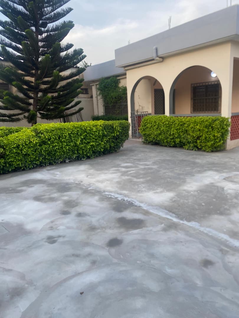 Villa basse 3 chambres salon en rénovation à louer à Agbalépédo – 250000 FCFA