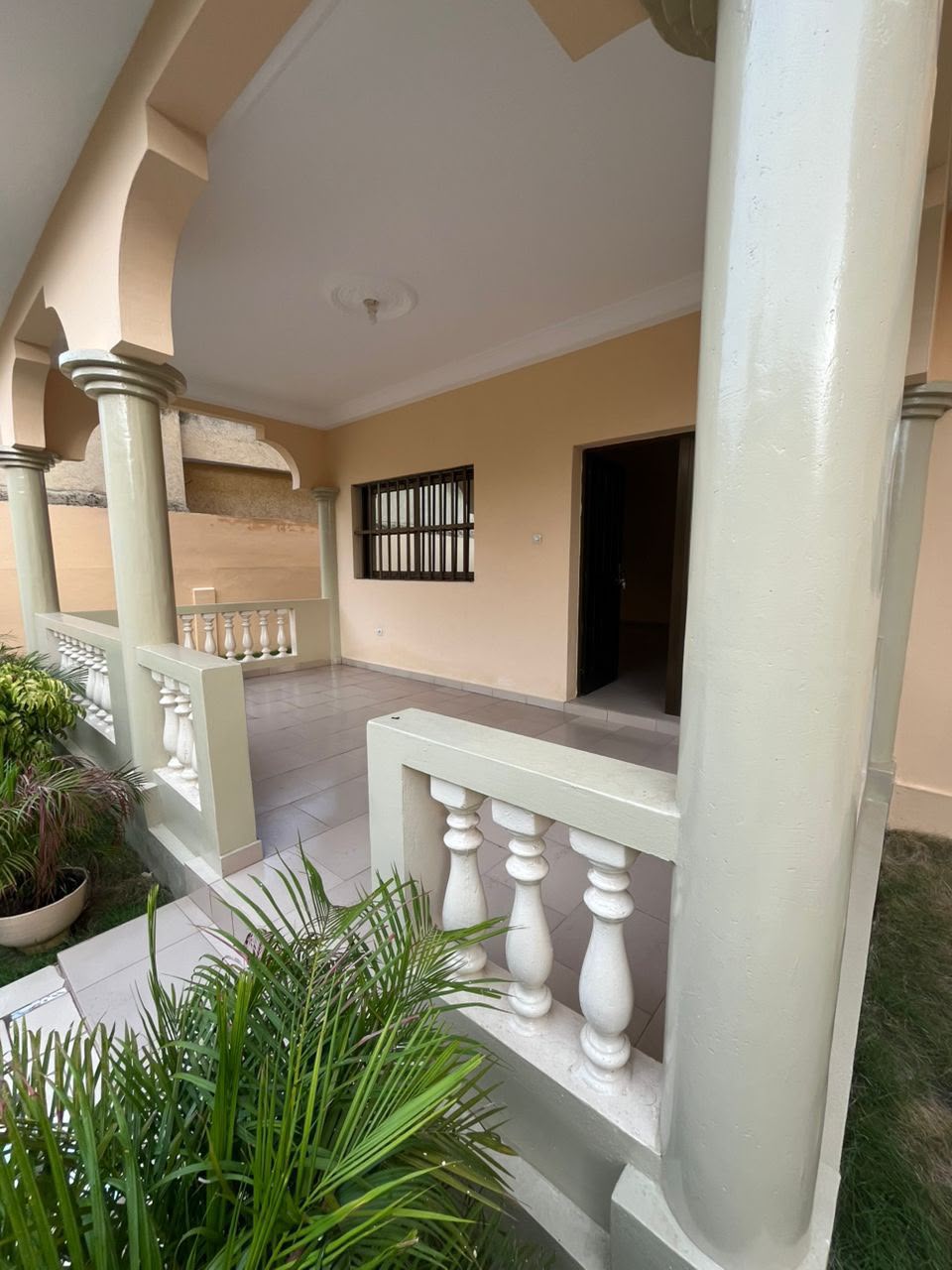 Villa duplex 6 chambres à louer à Djidjolé – 550 000 FCFA/mois