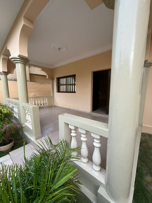 Villa duplex 6 chambres à louer à Djidjolé – 550 000 FCFA/mois