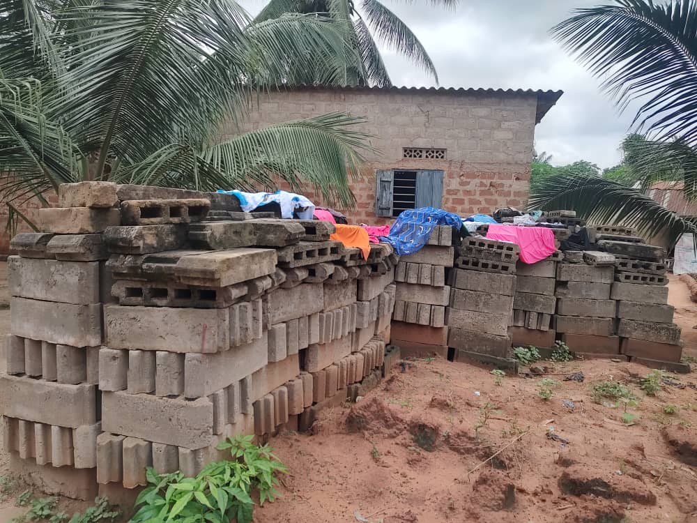 Villa 2 chambres salon en vente à Attilamonou Église Catholique – 18 millions FCFA