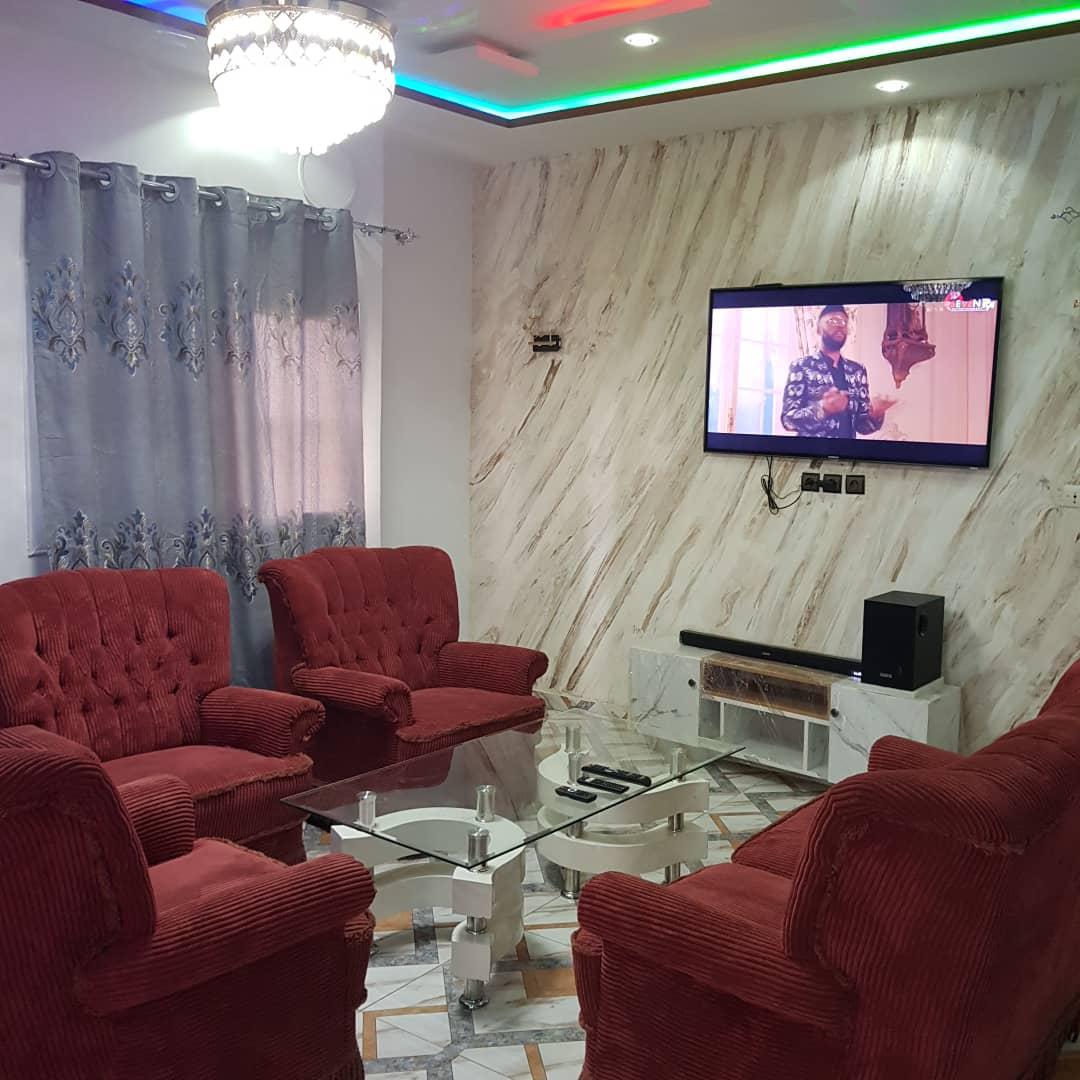 Appartement meublé 3 chambres en location à Segbe Rasta – 500000 FCFA/mois
