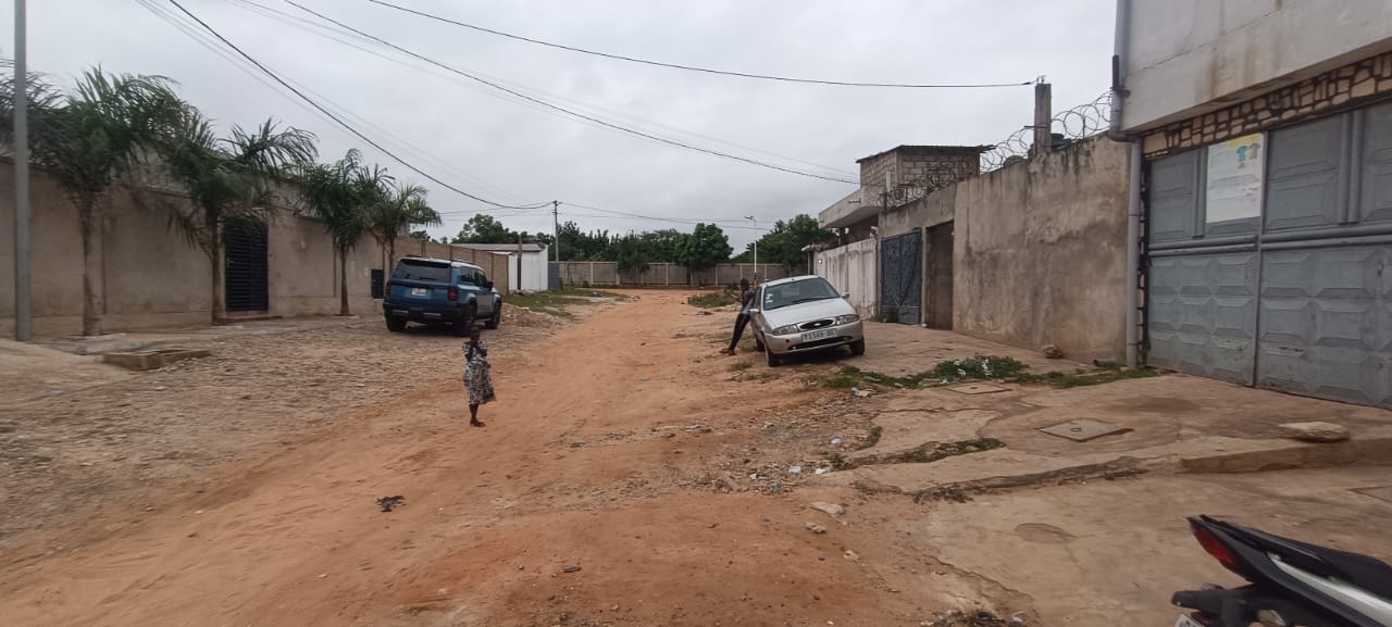 Vente terrain d'un demi-lot clôturé à Lomé, derrière l'Université