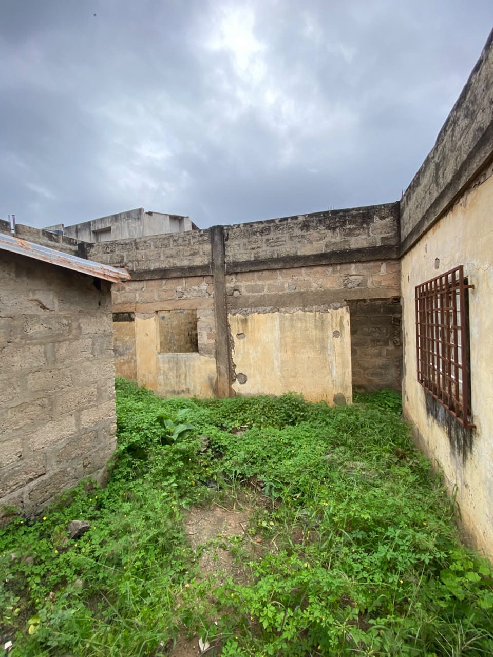 Villa duplex meublé 3 chambres à louer à Agoe Réserve proche du goudron – 700.000 FCFA