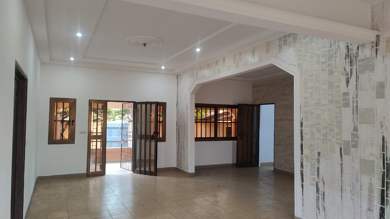 Villa 4 chambres à louer à Nyekonapoë Zener – 300 000 FCFA/mois