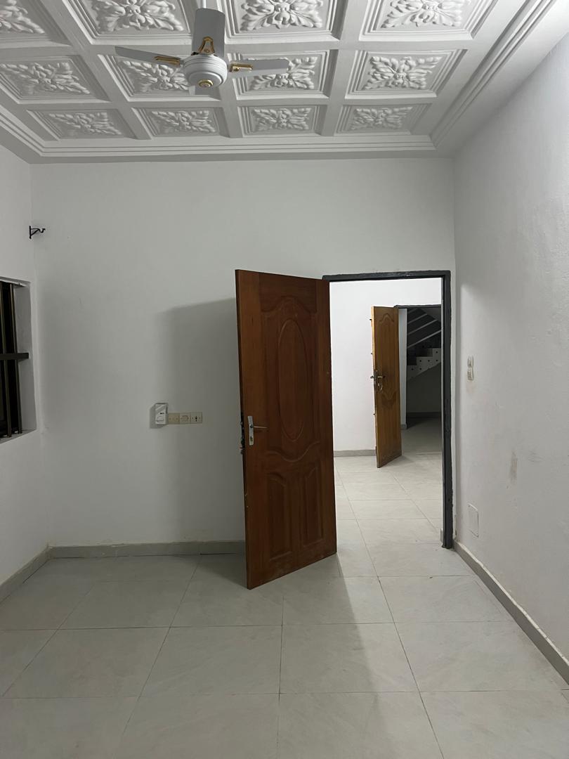Appartement 2 chambres salon à louer à Agbalepedo non loin du goudron – 100 000 FCFA