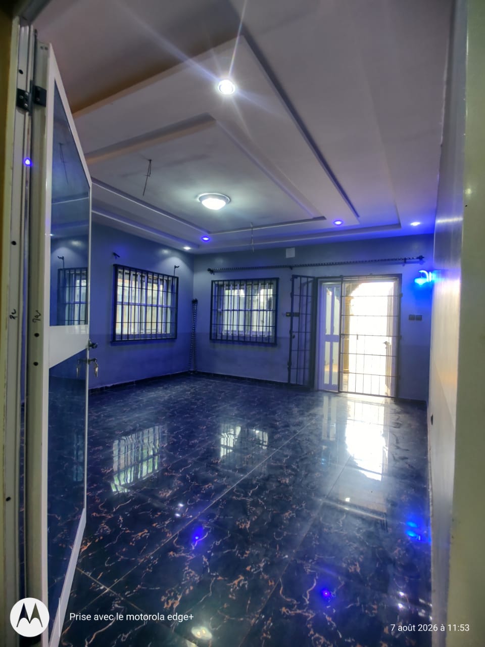 Cour unique de 3 chambres à louer à Yokoè – 100 000 FCFA/mois