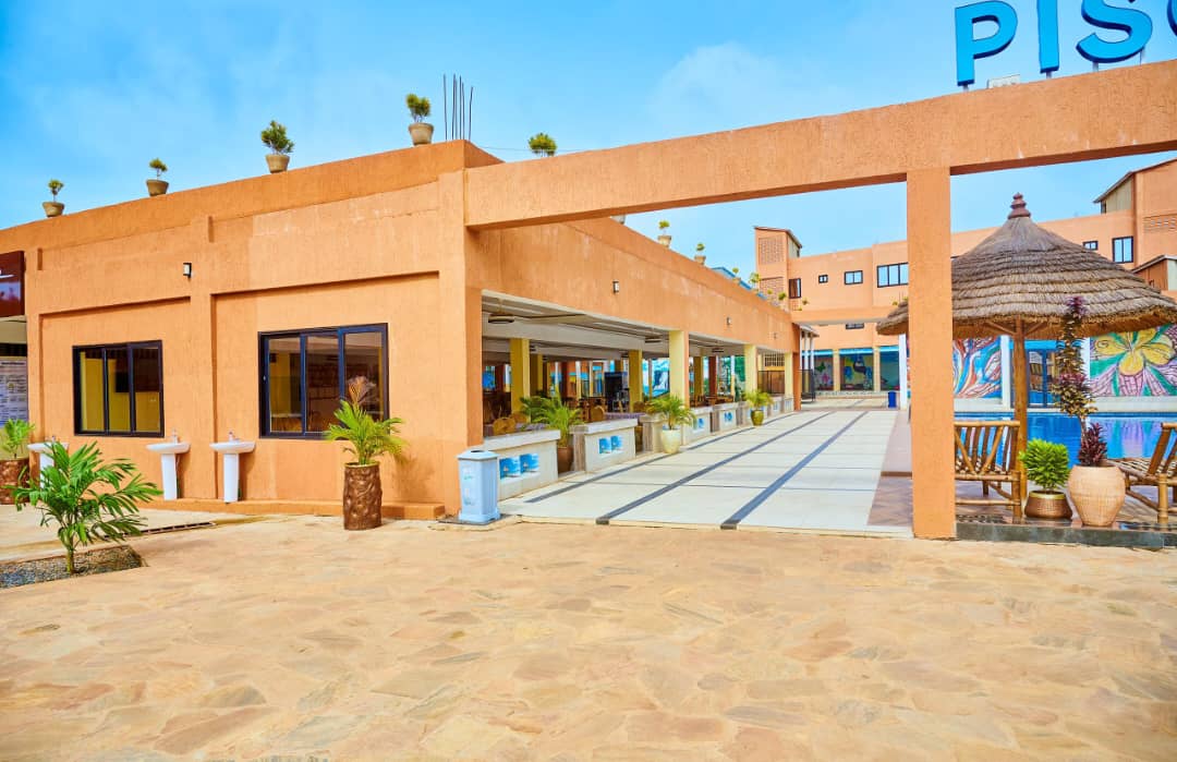 Grand hotel en vente a Adetikope - 3,5 milliards FCFA