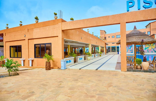 Grand hotel en vente a Adetikope - 3,5 milliards FCFA