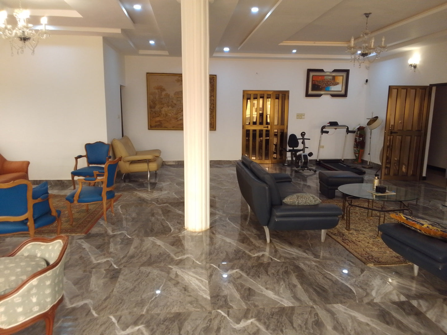 Villa duplex meublée en vente à Baguida monument, angle de rue – 600 millions FCFA