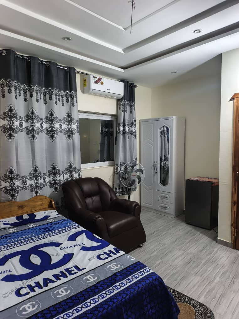 Studio meublé à louer en bord du goudron à Agodeka – 120 000 FCFA