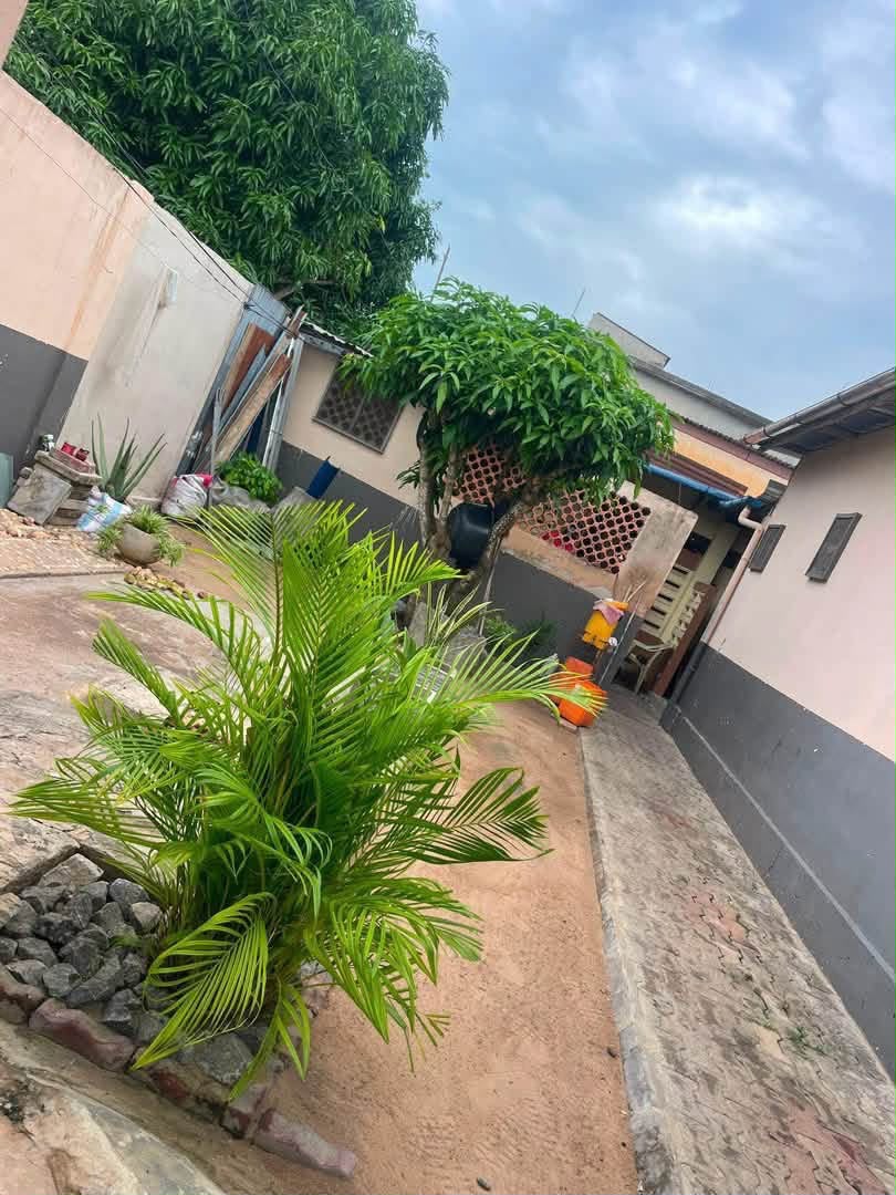 Maison en vente sur demi lot à Adidogomé Boukarou, à 400m du goudron – 32 millions FCFA