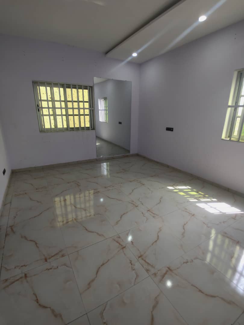 Villa 2 chambres à louer à Agbalepedo – 200 000 FCFA